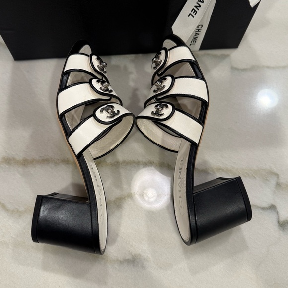 Chanel CC Turnlock Leather Sandals Size 38 White Black Mules NIB - Picture 9 of 15